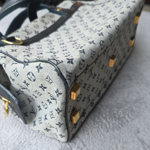 Louis Vuitton Canvas Mongram Hand Bag - Picture 7 of 14